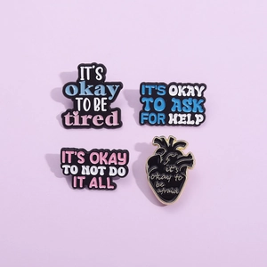 Set mit vier motivierenden Emaille-Pins mit Herzformen und inspirierenden Zitaten