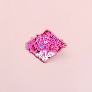 Spilla smaltata con bestia preistorica rosa e motivo a cartoni animati colorati