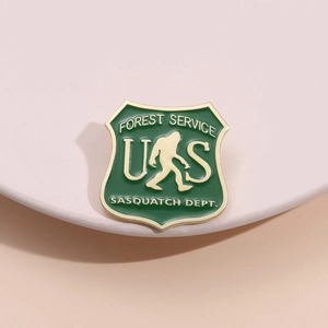 Vintage Zinc Alloy Forest Service Sasquatch Dept Shield Enamel Pin Forest Green Gold Lapel Badge For Outdoor Lovers Accessory