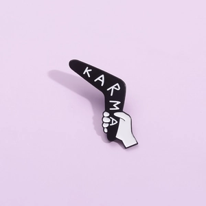 Broche Créative en Alliage Boomerang Émail Avec Main Tenant Lettres Karma Pour Accessoires Vêtements Sac à Dos Décor
