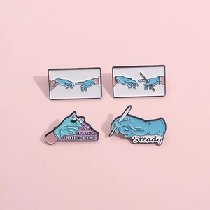Ensemble créatif de pin's médicaux avec seringues et scalpels sur fond rose doux