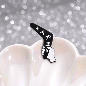 Épinglette émaillée Karma boomerang avec motif main blanche sur plateau en nacre