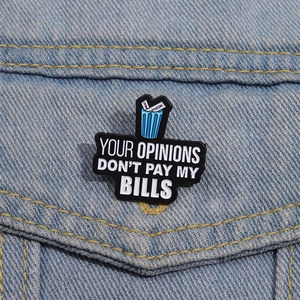 Détail du pin's émaillé avec slogan sur une veste en jean pour un style créatif