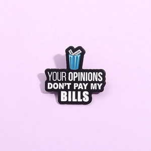 Détail du pin's émaillé avec le texte Your Opinions Don't Pay My Bills sur fond violet