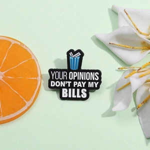 Broche créative en émail avec le slogan YOUR OPINIONS DON'T PAY MY BILLS stylisé