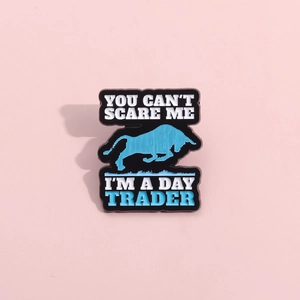 Pin's en émail Day Trader avec silhouette de taureau sur fond rose pastel