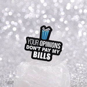 Pin's en émail avec slogan YOUR OPINIONS DON'T PAY MY BILLS et motif poubelle bleue