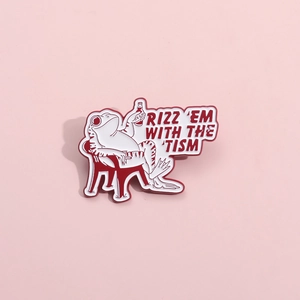 Insigne grenouille émaillée sur chaise avec bière et slogan Rizz Em With The Tism
