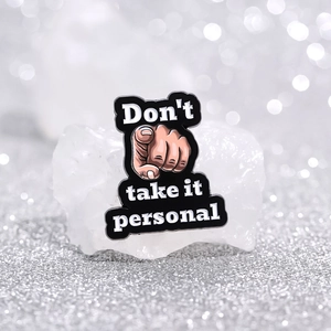 Pin's en émail avec texte 'Don't take it personal' et motif de geste de la main