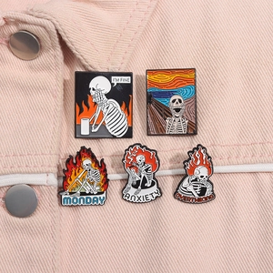 Detailaufnahme von fünf Emaille-Pins mit schwarzem Humor-Skelett auf einer Jeansjacke