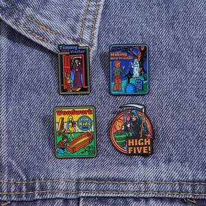 Lot de quatre pin's en émail avec humour noir sur denim, thèmes faucheuse et cercueil