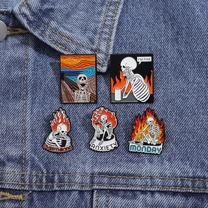 Emaille-Pins-Set mit Skelett-Motiven im Van-Gogh-Stil und Popkultur-Themen auf Jeansjacke