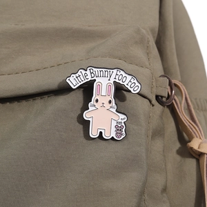 Vista macro della spilla in smalto Little Bunny Foo Foo su borsa in nylon verde