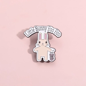 Dettaglio della spilla smaltata Little Bunny Foo Foo con grazioso coniglio rosa e topo