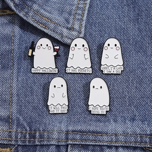 Set mit fünf niedlichen weißen Emaille-Geist-Pins mit humorvollen Motiven auf Jeansstoff