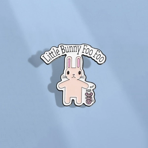 Spilla in smalto con coniglio e topo con testo Little Bunny Foo Foo su fondo blu