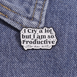 Emaille-Anstecknadel mit Spruch auf blauem Denim-Hintergrund für Kleidung und Taschen