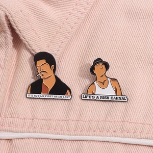Primo piano delle spille del film Blood In Blood Out su giacca di jeans rosa con citazioni