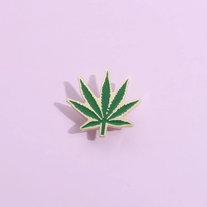 Creative maple leaf enamel brooch with green finish and elegant gold metallic trim