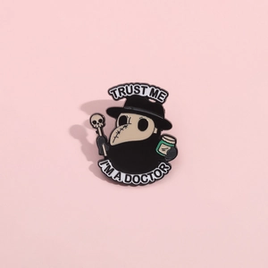 Broche en émail médecin de peste corbeau avec texte Trust Me I'm A Doctor gravé