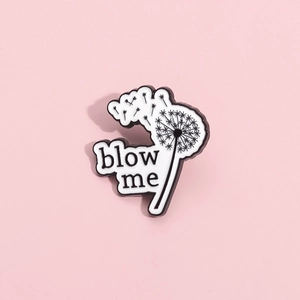 Süße Emaille-Brosche mit schwarzer Pusteblume und Blow Me-Schriftzug auf Rosa