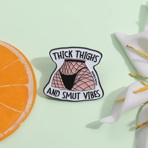 Pin's en Émail Thick Thighs And Smut Vibes Broche en Alliage de Lettres de Dessin Animé Drôle pour Sac à Dos Vêtements Cadeau