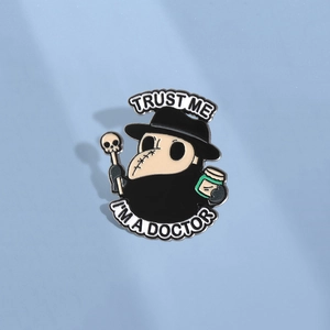 Épingle en émail de médecin de la peste avec texte Trust Me et design de badge en métal