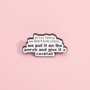 Pin's en émail avec slogan humoristique noir et blanc sur fond rose pastel