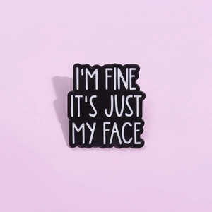 Badge en émail noir minimaliste avec texte blanc 'I'M FINE IT'S JUST MY FACE' tendance