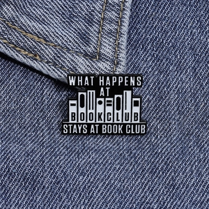 Épinglette de club de lecture en émail noir et blanc sur tissu denim bleu chiné