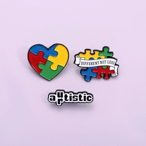 Driedelige kleurrijke hartpuzzel metalen emaille speldjes set met autisme bewustzijn tekst