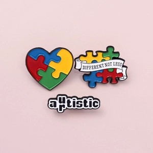 Drie-delige emaille speldjes set met kleurrijk puzzelhart en autisme bewustzijn teksten