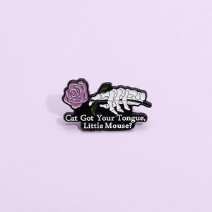 Broche punk gothique en émail avec main de squelette tenant une rose et texte artistique