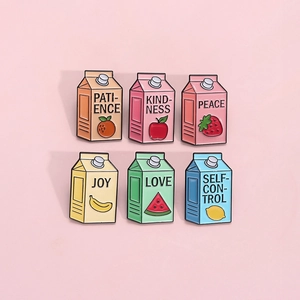 Set di 6 spille smaltate a forma di cartone del latte con motivi di frutta e parole