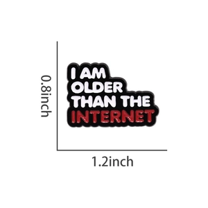 Dimensioni dettagliate della spilla in smalto nero con testo I Am Older Than The Internet