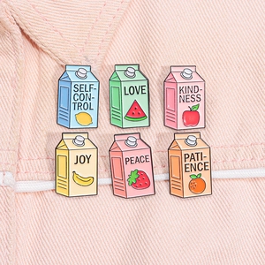 Set di 6 spille smaltate con cartoni del latte colorati, frutta e parole motivazionali