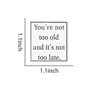 Détail du pin's émaillé carré avec citation inspirante et dimensions 1.1x1.1 pouces