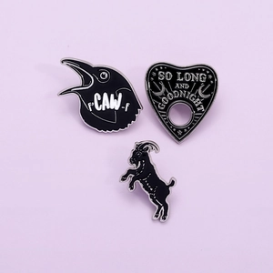 Set di spille gotiche smaltate con capra nera, corvo e planchette a cuore su sfondo viola
