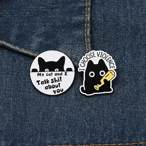 Detailansicht lustiger schwarzer Katzen-Emaille-Pins mit Humor-Text auf Denim-Hintergrund