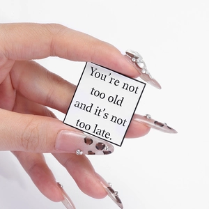 Broche en émail inspirante avec texte You're not too old and it's not too late