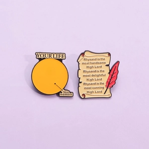 Lot de 2 pin's en émail avec citations littéraires et motif de plume sur fond violet