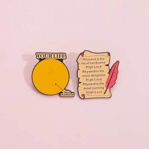 Détail du badge rond jaune et épingle de parchemin avec plume sur fond rose