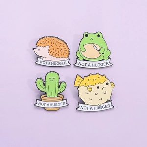 Ensemble de quatre pin's émaillés avec grenouille, hérisson, cactus et poisson-globe
