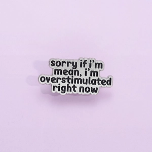 Emaille-Anstecknadel mit Spruch Sorry if I am mean auf lila Hintergrund