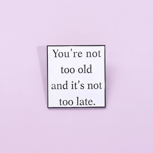 Broche émaillée avec citation You're not too old and it's not too late sur un fond lilas doux