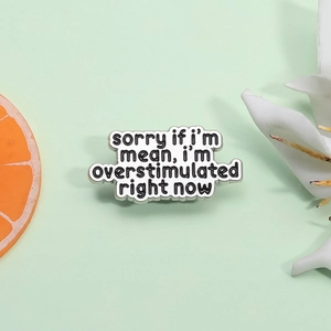 Kreative Emaille-Brosche mit 'sorry if I'm mean' Spruch auf Silber-Metallbasis