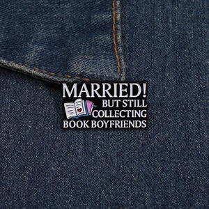 Détail d'un badge en émail avec texte humoristique sur un tissu en jean bleu