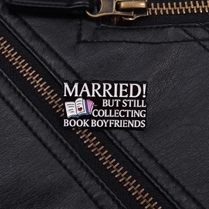 Détail d'une broche émaillée sur veste en cuir avec citation pour lecteurs