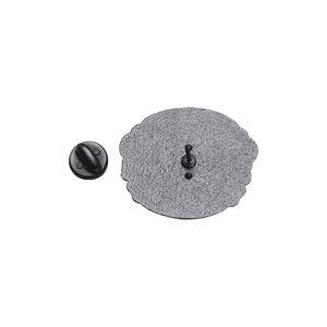 Detailansicht der Rückseite des Metallabzeichens mit silbermattem Finish und Verschluss
