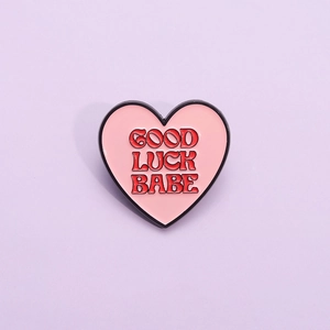 Broche en Alliage de Zinc Rétro Forme de Cœur Émail Avec Inscription Good Luck Babe Badge Mode Rose Pour Accessoires Sac Vêtements
